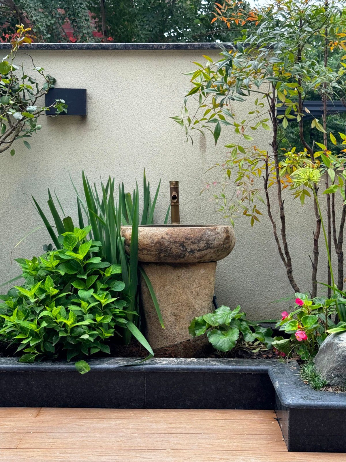 老石水钵与花境