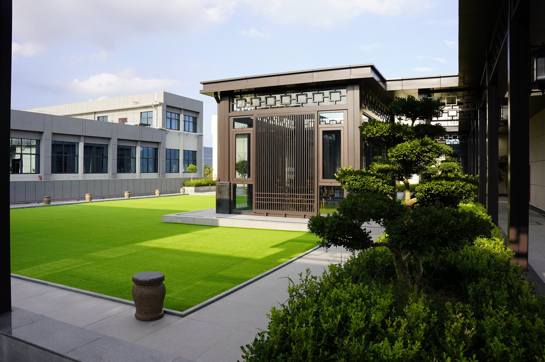 草坪与亭院